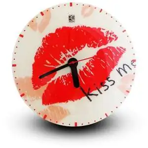 Horloge design avec inscription kiss me trace de lèvres