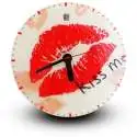 Horloge design avec inscription kiss me trace de lèvres