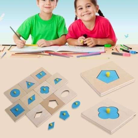 Enfant Jouant Avec Un Jouet Puzzle Coloré Faisant Des Formes À