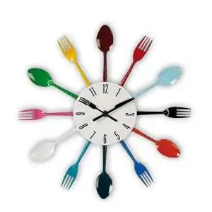 Horloge murale avec fourchettes et cuillères colorées