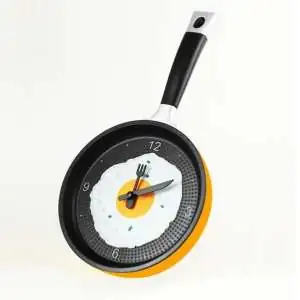 Horloge murale casserole avec œuf au plat poêle cuisine