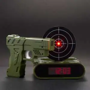 Réveil matin cible et pistolet