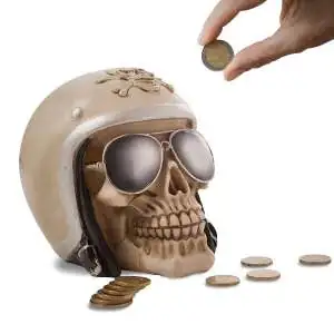 Tirelire crâne dans un casque de moto