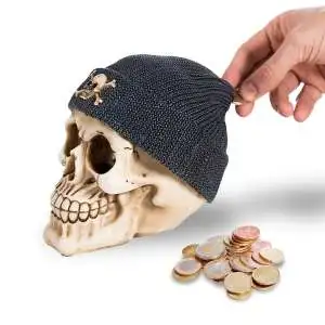 Tirelire en forme de crâne avec un bonnet noir pirate