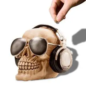 Tirelire crâne à lunettes et casque audio