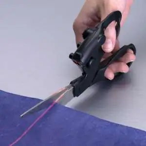 Ciseaux avec laser lumineux pour une coupe droite
