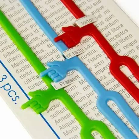 Trio de marque-pages colorés main avec index pointeur de ligne