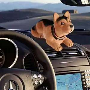 Chien pendulaire voiture remue la tête