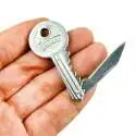 Clé avec couteau intégré en porte-clés