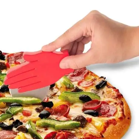 Roulette à pizza en forme de main