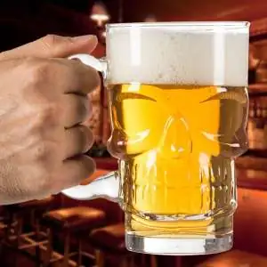Verre à bière en forme de crâne