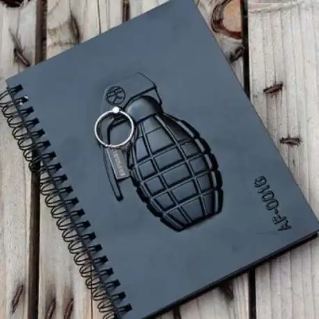 Carnet de notes grenade en relief sur sa couverture