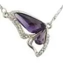 Collier pendentif papillon strass et faux cristaux violets