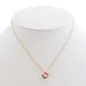 Collier doré pendentif original cubique avec faux diamant