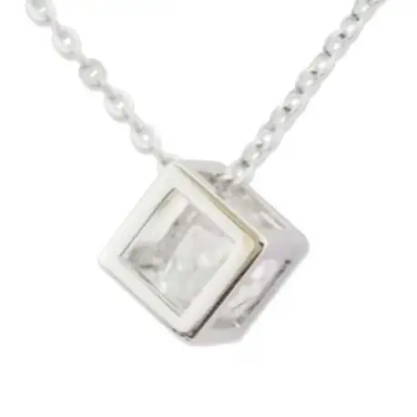 Collier au cube argenté avec faux diamant intégré