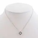 Collier au cube argenté avec faux diamant intégré