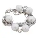 Bracelet aux chaines argentées et perles blanches