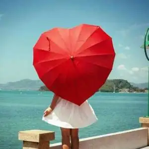 Parapluie coeur rouge romantique mariage