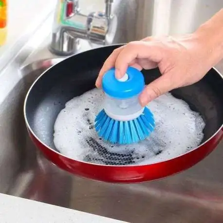 Brosse vaisselle avec compartiment pour liquide-vaisselle