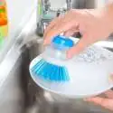 Brosse vaisselle avec compartiment pour liquide-vaisselle